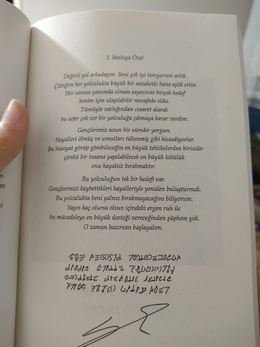BERRAKDENIZ67's tweet photo. @skaraismailoglu Allah'ım yaaa insan bir kitabin ön sözünde heycanlanir mi🙈 #dunyaninenyalnizbeyni https://t.co/8UnRHkgqqG