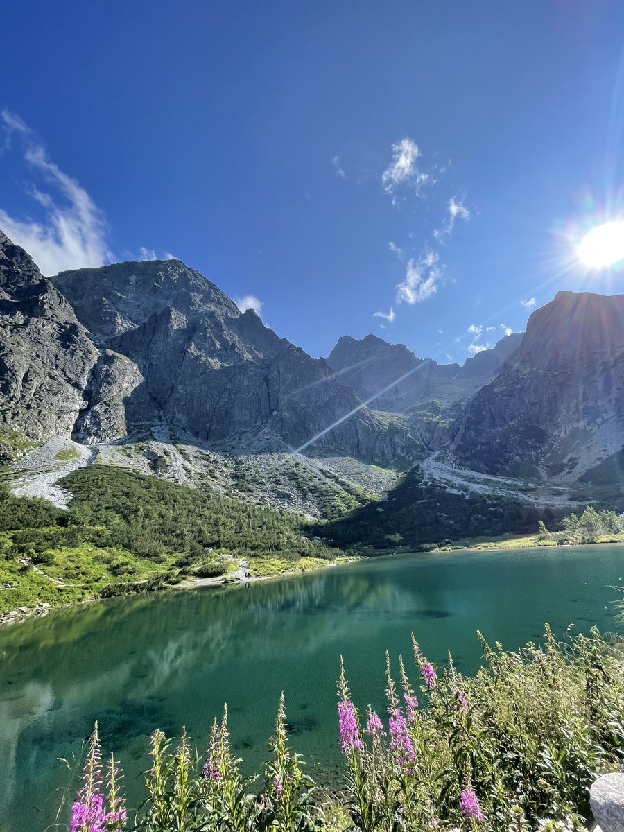 discoverSVKfr's tweet photo. Quelques clichés pris lors de la ballade aujourd’hui au Zelené Pleso !

« Pleso » est le terme spécifique donné aux lacs dans les Tatras !

« Zelené » signifie vert !

Un des plus beaux lacs du pays, au bout d’une randonnée de 7,7 km (2h30) depuis le parking « Biela Voda » 🥾🇸🇰☀️ https://t.co/HzEUUWvtN6