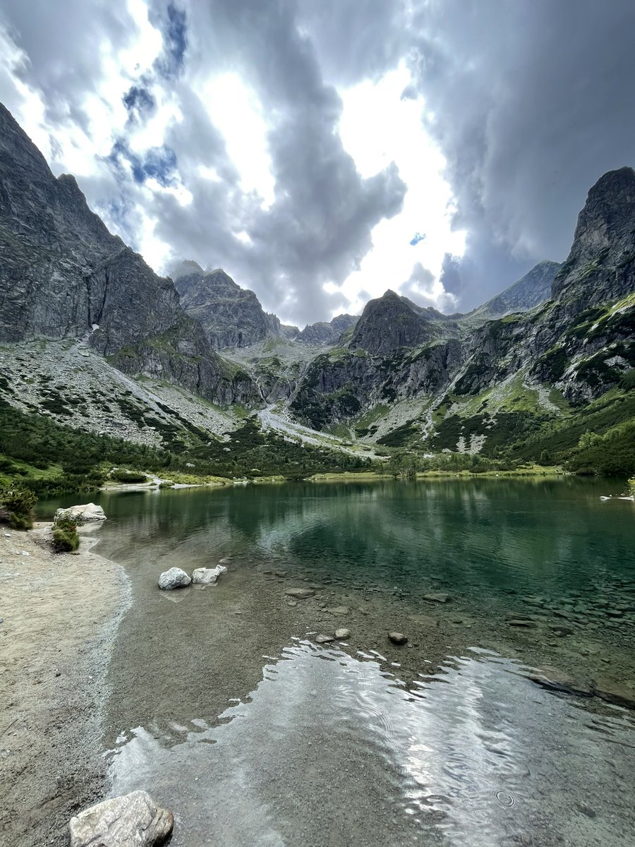 discoverSVKfr's tweet photo. Quelques clichés pris lors de la ballade aujourd’hui au Zelené Pleso !

« Pleso » est le terme spécifique donné aux lacs dans les Tatras !

« Zelené » signifie vert !

Un des plus beaux lacs du pays, au bout d’une randonnée de 7,7 km (2h30) depuis le parking « Biela Voda » 🥾🇸🇰☀️ https://t.co/HzEUUWvtN6