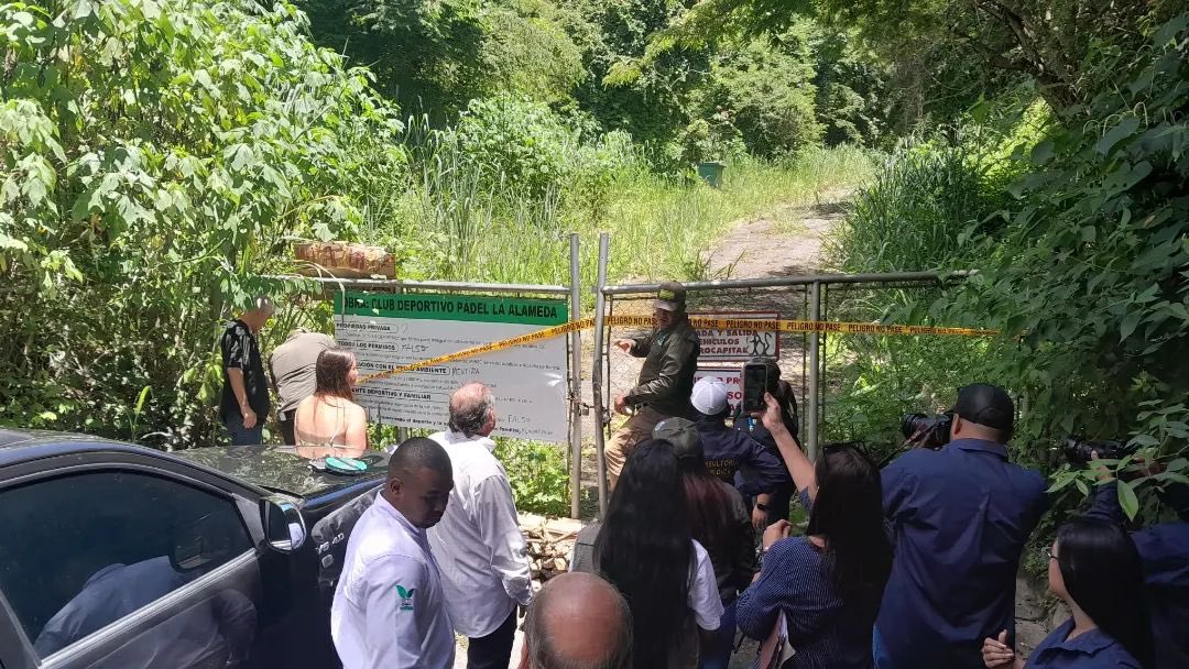 ReporteYa's tweet photo. #8Ago #Baruta #Padel
El Ministerio de Ecosocialismo (#Minec) ordena la suspensión del proyecto para construir un complejo deportivo con canchas de pádel en la urbanización La Alameda, en el municipio #Baruta.

El #Minec realizará los estudios y la certificación técnica para el proyecto - @DonaMairen