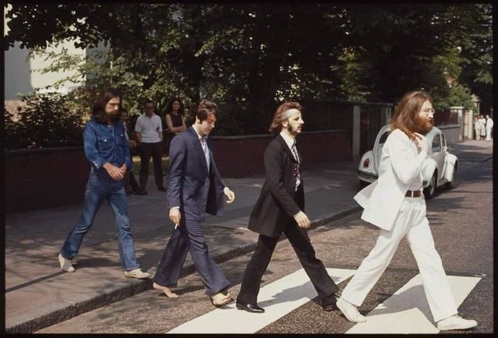 #8agosto 1969: i Beatles sfilano sulle celebri strisce pedonali davanti agli Emi Studios di Londra. Questa foto è stata scattata da Linda McCartney.