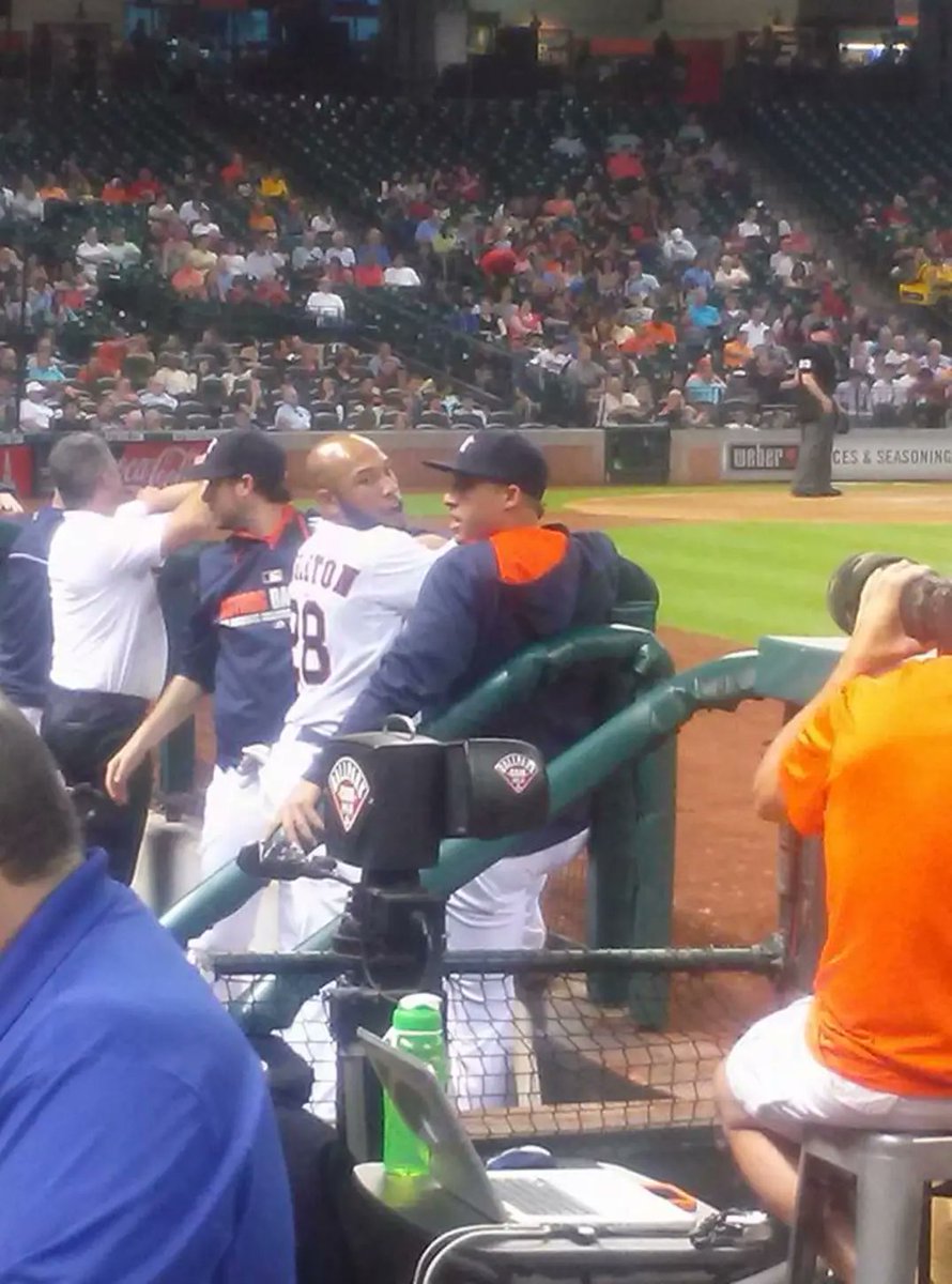 EdsonBaeza's tweet photo. @astros First pics of #JonSingleton in a #Houston #Astros uniform!  (But #GeorgeSpringer is definitely photoshopped in these). 🤘🏽😏 https://t.co/c9SLLtKun6