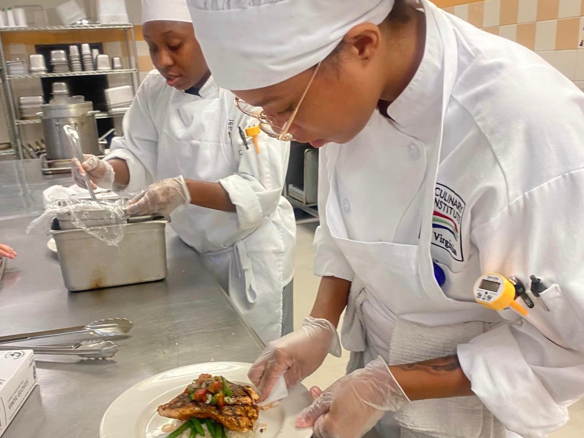 CIVChef's tweet image. Check out these talented future chefs in action! 🍽️🔥 They&apos;re mastering the art of cuisine in their Introduction to A La Carte (CAA140) course. They&apos;re adding their culinary magic to make some truly mouthwatering dishes! 🌊🐟✨

#AroundCampus #CulinaryArts #ThatChefLife