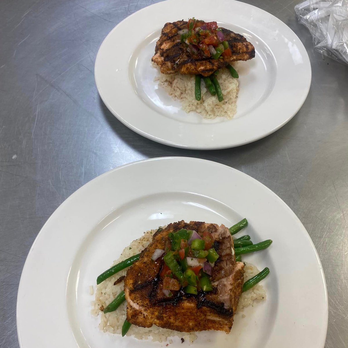 CIVChef's tweet image. Check out these talented future chefs in action! 🍽️🔥 They&apos;re mastering the art of cuisine in their Introduction to A La Carte (CAA140) course. They&apos;re adding their culinary magic to make some truly mouthwatering dishes! 🌊🐟✨

#AroundCampus #CulinaryArts #ThatChefLife