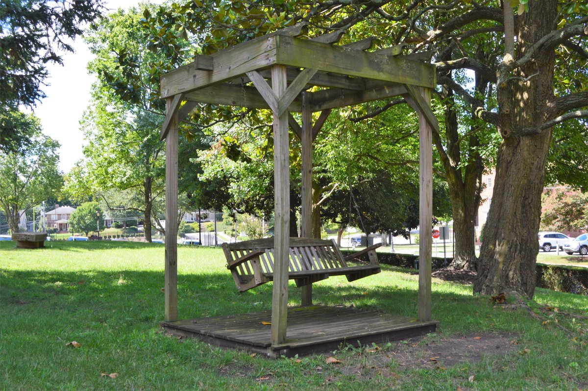 Gboro_College's tweet photo. Over the next few days, students will be on campus for the start of the fall semester, and we can't wait 😁

Students be sure to utilize all of the spaces at GC, especially the outdoor ones ⛲🌳🌞

Props to our Facilities Management Team, for always making campus look so good 👏 https://t.co/G1odGJxLk0