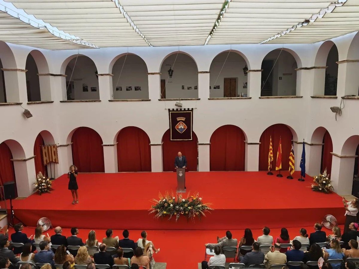 vmaritorres's tweet photo. En una illa d’oportunitats com sa nostra, sa qualitat turística ha de ser sinònim de qualitat de vida, avançant i treballant junts en projectes i mesures que garanteixin un futur més sostenible ambiental, econòmica i socialment. #8agost #festesdelaterra https://t.co/KR54YYdQRo