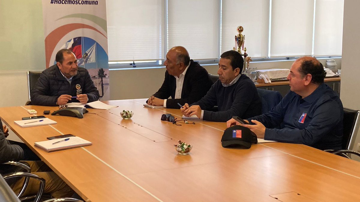 #MOPInforma
🔵 SEREMI <a href="/MopTarapaca/">Seremi MOP Tarapacá</a> Juan Papic Vilca, junto a directores regionales de Vialidad y Arquitectura, sostuvieron una reunión con alcalde de <a href="/MHospicio/">Municipalidad Alto Hospicio</a> <a href="/AlcaldeFerreira/">Patricio Ferreira</a> dónde abordaron temas de orden comunal. 👍🏼
#Tarapacá