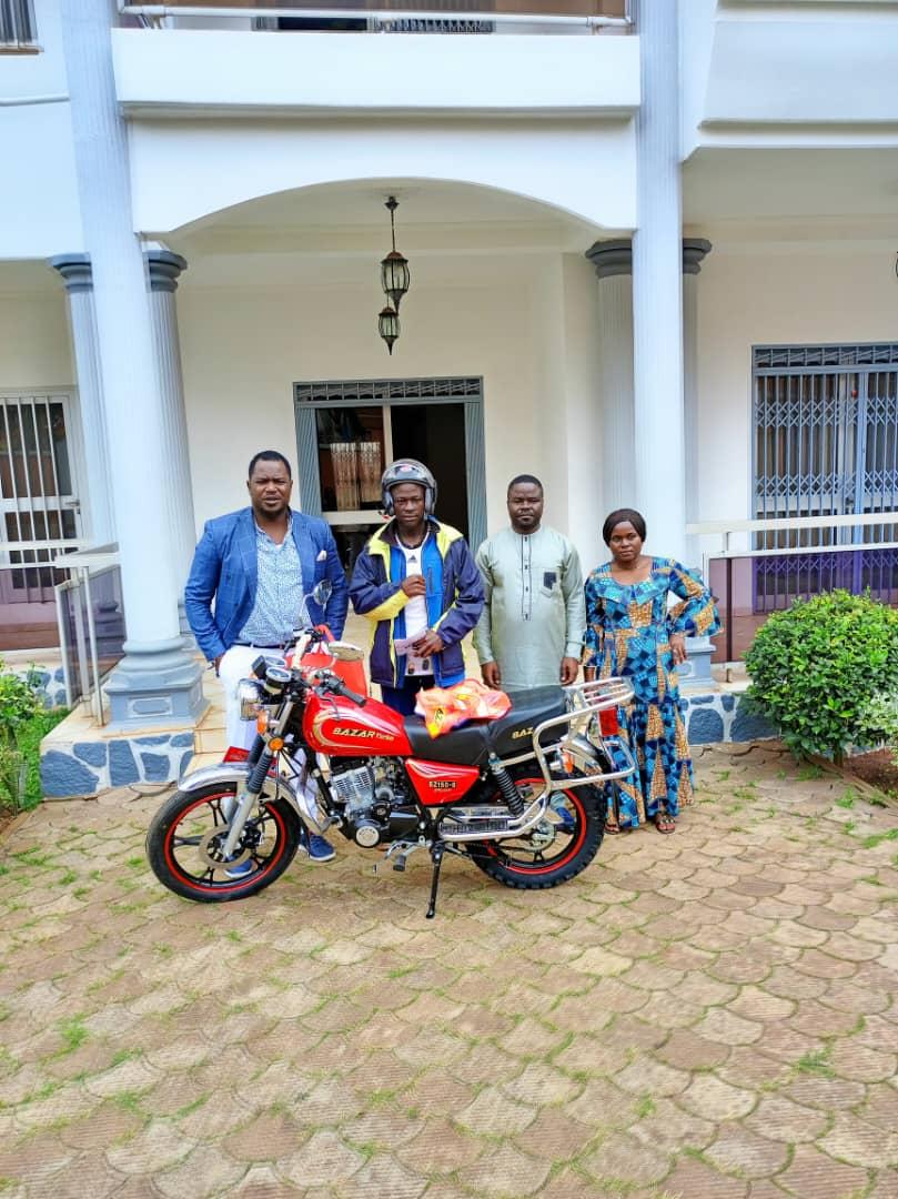 afbc_official's tweet photo. Le #vainqueur  de #tombola du 20e #Championnat d'#Afrique de #Boxe #Élite #Dames et #Monsieur #Yaoundé 2023 est @Tanekou_Fonkou_Junior. Il est passé ce jour récupérer son lot à l'immeuble siège sis à la nouvelle route #omnisports.
#IBA  
#afbc https://t.co/lykEQGFLYo