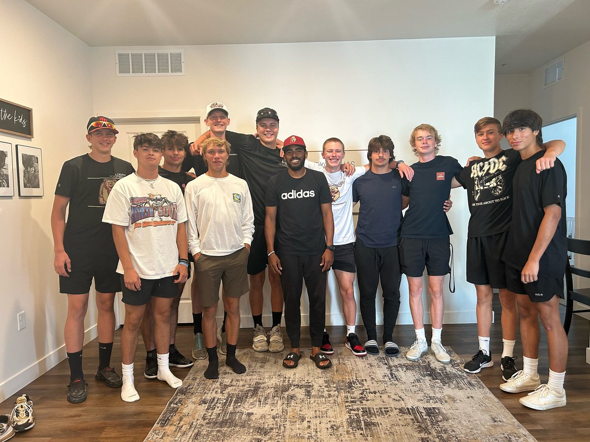 Coach_Llanos's tweet photo. Great day for Fellowship and Tacos 🌮
Special Thanks to @mrscandillanos for making this all possible.
.
.
.
.
.
.
#Details
#Technique
#Fundamentals
#WatchTheProcess https://t.co/bmCKPsBcyc