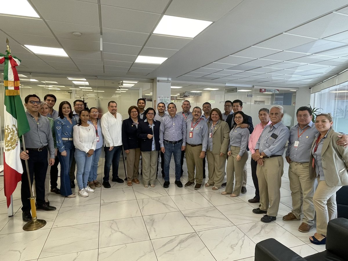 JesusAliTabasco's tweet photo. “Hoy más que nunca nos MUEVE el orgullo de servir y brindar la mejor atención, y nos UNE el seguir transformando al @Infonavit”: @carlosmartinezv. Hoy entregamos por parte de nuestro Director General, distintivos de nuestra identidad y vocación de servicio, al personal de nuestra Delegación en Tabasco.