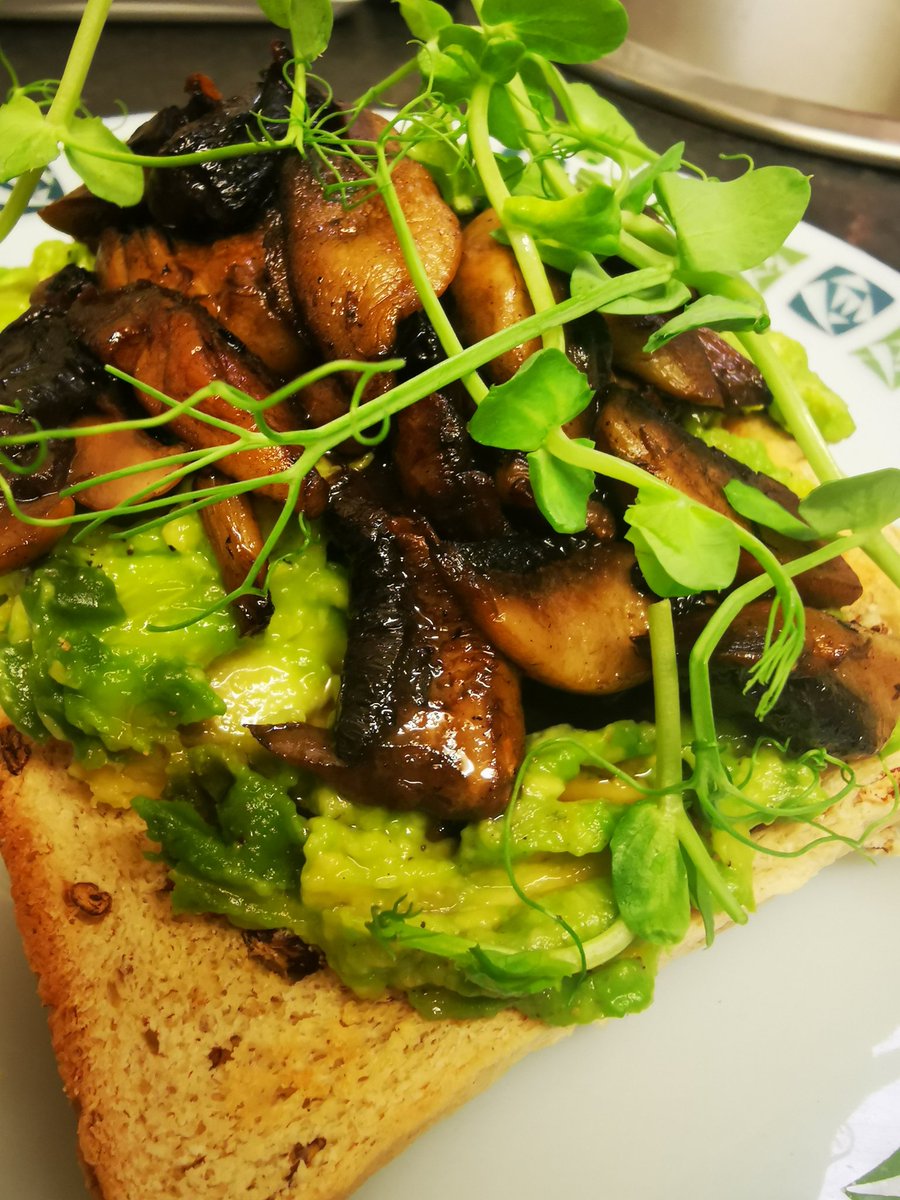 12CannonSt's tweet photo. Smashed avocado with sauté mushrooms on homemade granary....
#brunch https://t.co/CQ7PkQrMhL