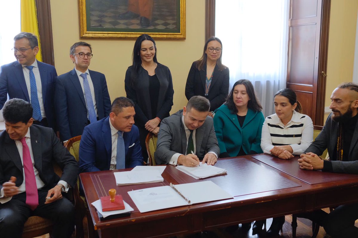 Asocapitales's tweet photo. #EsNoticia| @Asocapitales impulsa en esta legislatura el Proyecto de Ley "Por medio del cual se establece el marco de la gestión integral de residuos sólidos, se promueve la producción y consumo sostenible y se impulsa la economía circular", debido a la urgencia de atender la situación de rellenos sanitarios y sitios de disposición final en el país.

Consulte aquí el comunicado completo: https://t.co/iASK5ycCKt