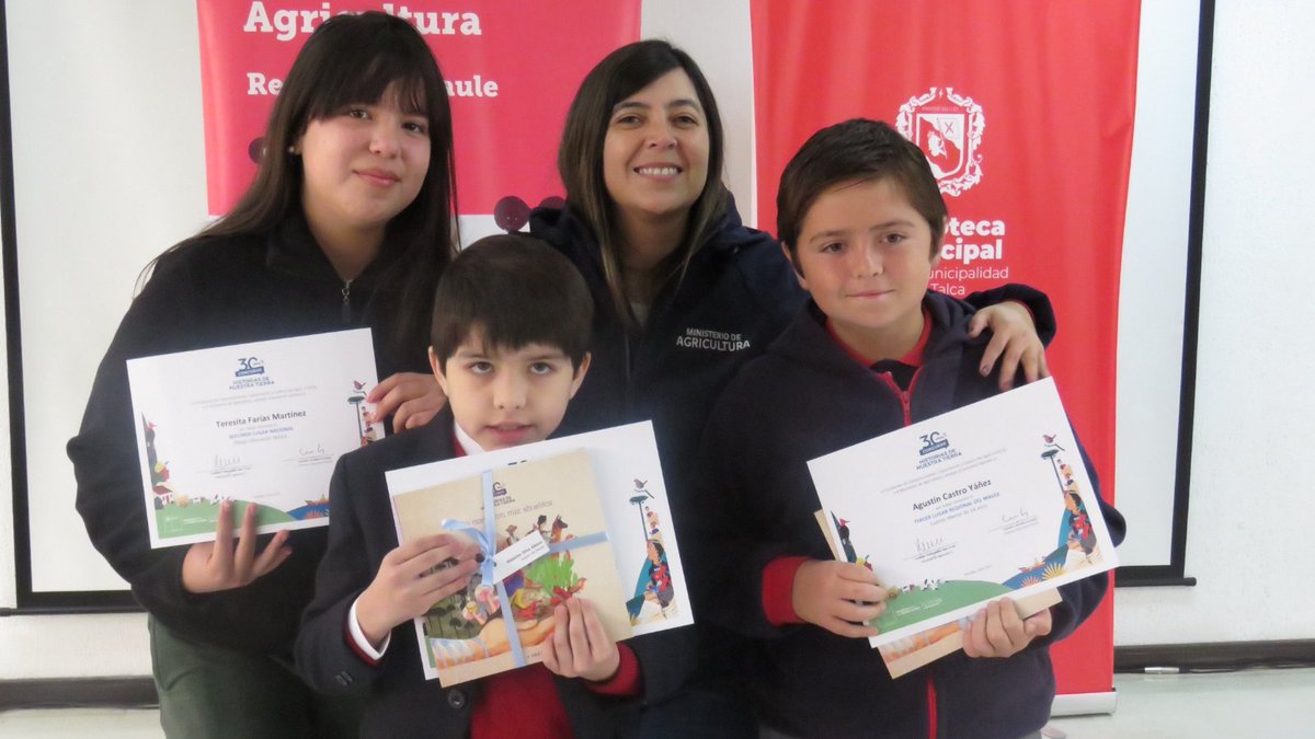 MinagriMaule's tweet photo. ✍ Hoy premiamos la 30 versión del concurso Historias de Nuestra Tierra junto con nuestros homenajeados del #Maule.
Como @MinagriMaule los felicitamos a todos por sus obras de poesía, cuentos, dibujos y fotografías. 
Son un ejemplo para los habitantes de nuestro mundo rural 👩🏻‍🌾 https://t.co/XHuOxpMLfR