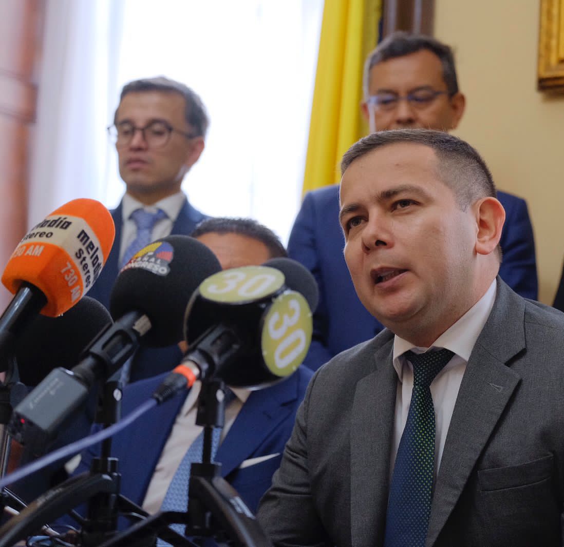 Asocapitales's tweet photo. El Proyecto fue radicado por el senador @MIgueBarretoC, la Representante a la Cámara, @ingridsogamoso, el representante a la Cámara, Daniel Carvalho @davalho, y asistieron el presidente de @Asocapitales y alcalde de #Tunja, @FunemeAlejandro, nuestra directora Ejecutiva, Luz María Zapata, la defensora Delegada para Derechos Colectivos y del Ambiente, Sandra Lucía Rodríguez, y el equipo técnico de @Asocapitales.