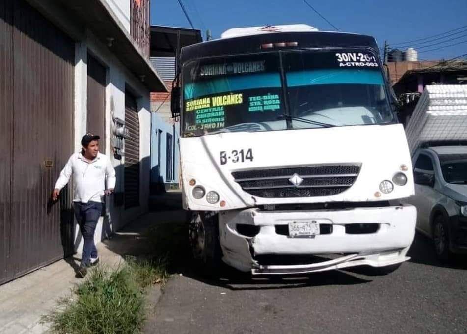 #AlertaVial / 🔴Urbano de la empresa #Tusug, con número económico B-134, choca contra barda de domicilio particular en la colonia #Volcanes, al norte de la capital oaxaqueña. 

📸 Redes