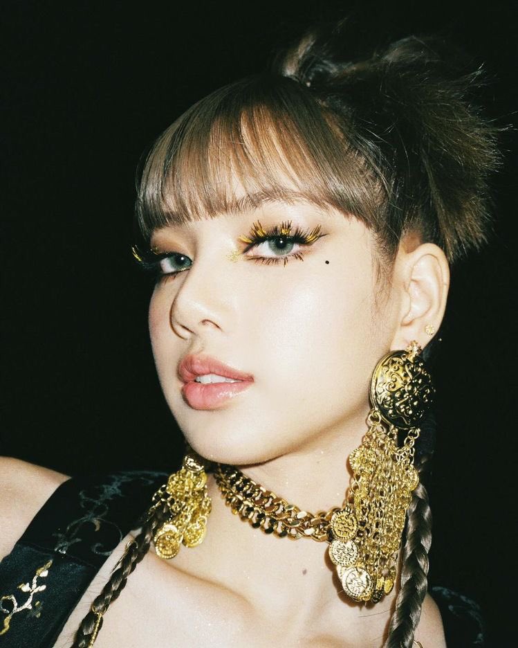 PopCrave's tweet photo. “MONEY” by LISA of BLACKPINK becomes the first song by a K-pop soloist to reach 900 MILLION streams on Spotify. https://t.co/dbLI5zQHuY