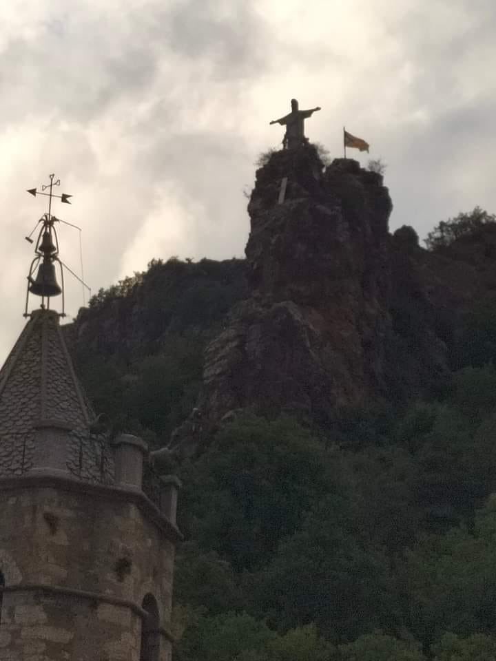albertrequenal's tweet photo. El Crist de Rio a la roca de la creu de #RibesdeFreser. Presidirà la festa Major més salsera i a ritme de samba. @elpuntavui @Cati_Girona @DiarideGirona @CorisaMediaGrup @tv3cat https://t.co/wiEaG8TEdf