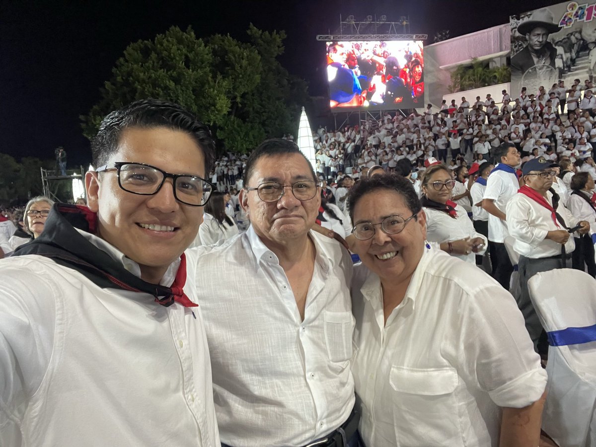 Felicidades a todos los y las trabajadores de la salud.
Hoy más que nunca honramos a nuestros héroes y mártires trabajadores de la salud.
Y nuestro deber es servir a nuestro pueblo cada día mejor.
Viva nuestro Comandante y Presidente Daniel Ortega ✌🏽👨🏽‍⚕️