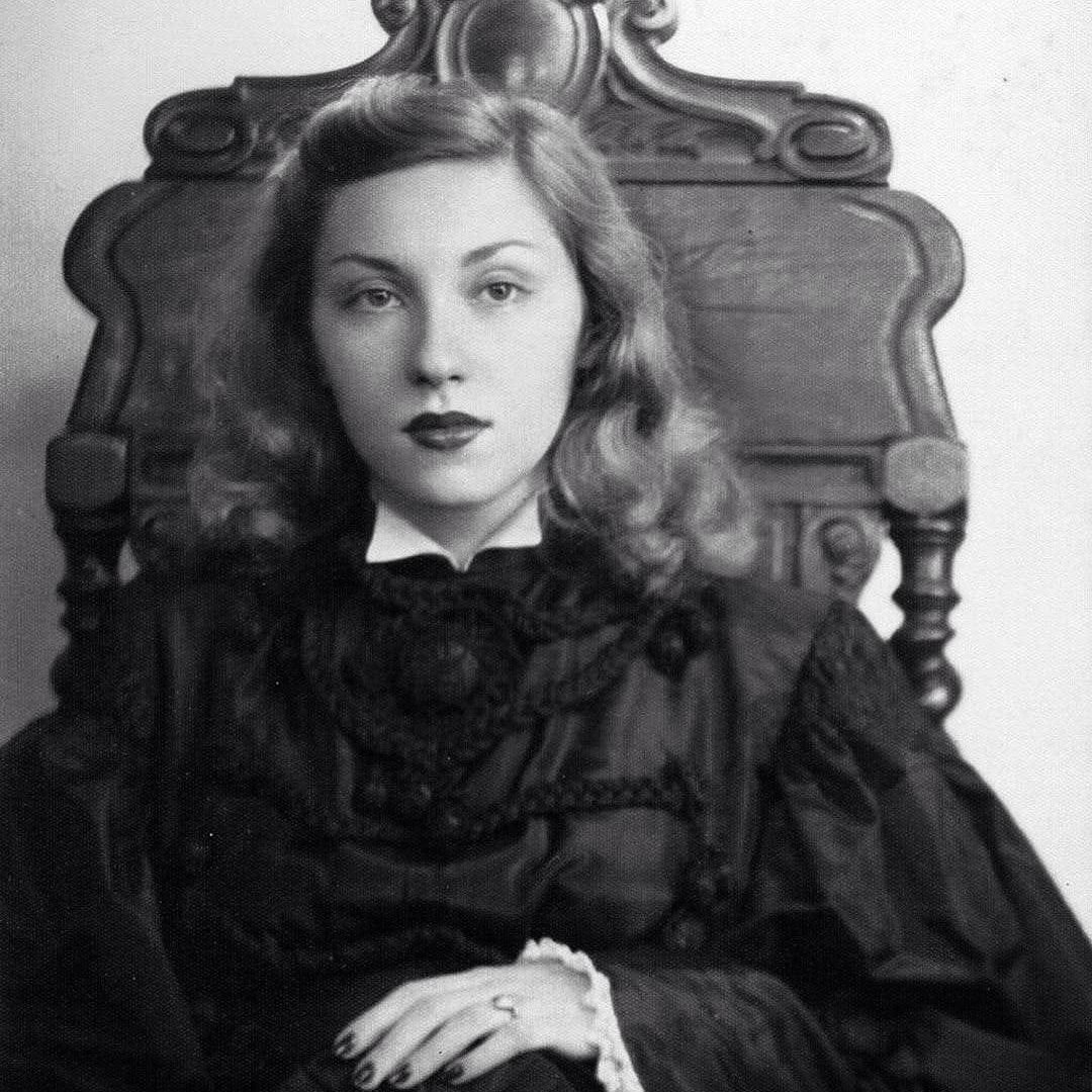 jornalnota's tweet photo. A escritora Clarice Lispector em sua formatura na faculdade de direito, em 1943. Na época, não era comum que mulheres fizessem parte do mundo acadêmico no Brasil.

A imagem está no acervo do instituto Moreira Salles. https://t.co/ZKNbImACeg