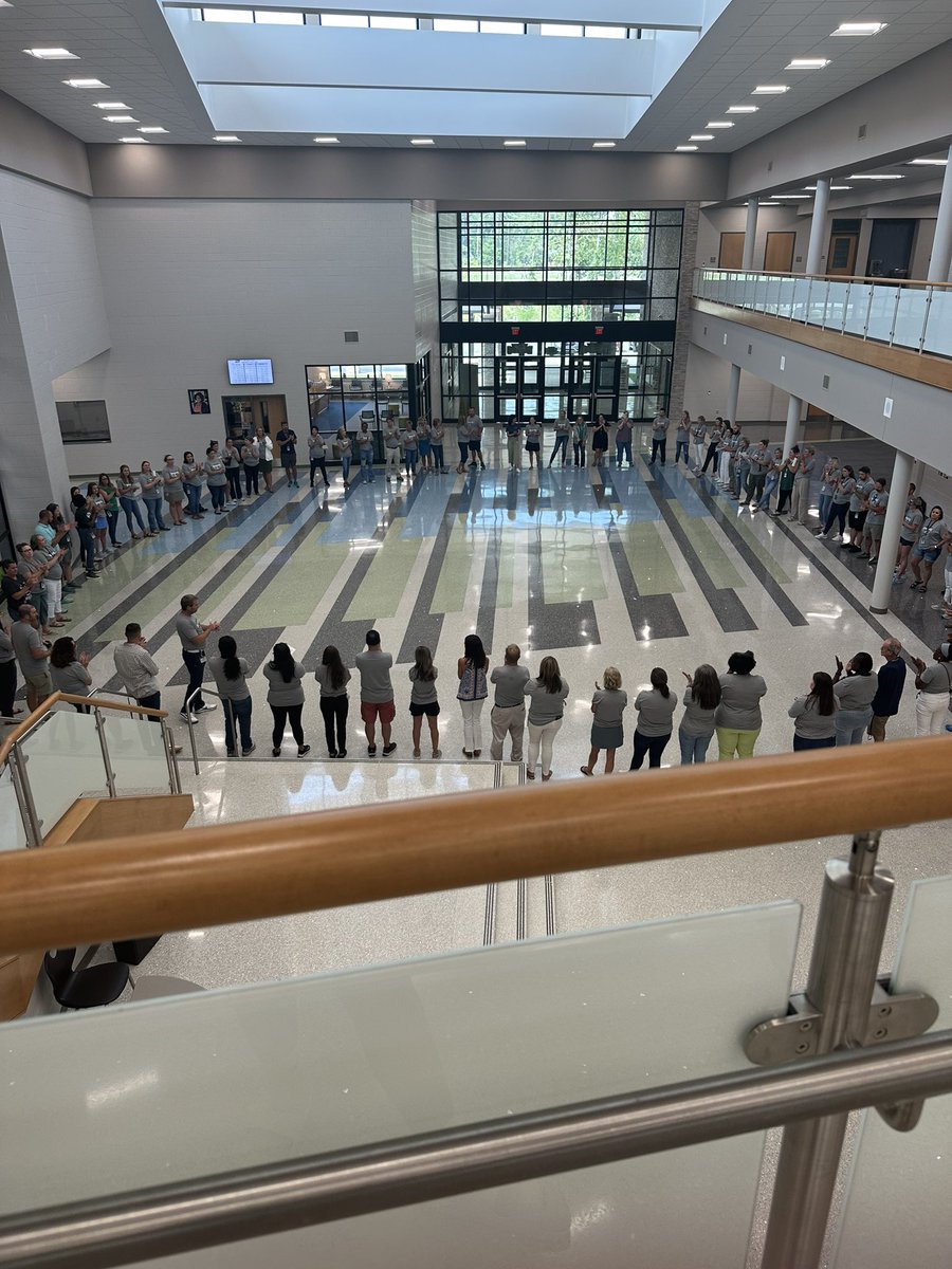 Tiffany_Fields1's tweet photo. My FAV way to end the day before our doors open to the 23-24 school year! We are ready to welcome our Lakeside Raiders!!!! We will stand up. Be bold. And we’re ready to do the work! @LakesideMS_Lex1 @LexingtonOne https://t.co/ykqjRRI6TN