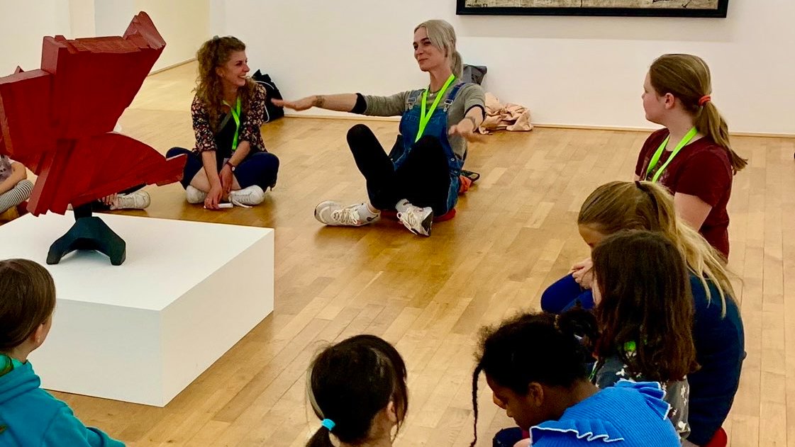 Heute war <a href="/nyke_slawik/">Nyke Slawik</a>  eingeladen bei den „Schlossgespenstern“ im Museum Morsbroich. Dort erzählte sie von ihrer Arbeit im Bundestag und der "magischen Karte Deutschlandticket“ und musste sie sich kniffeligen Fragen stellen wie „Warum werden eigentlich Gesetze gebrochen?“