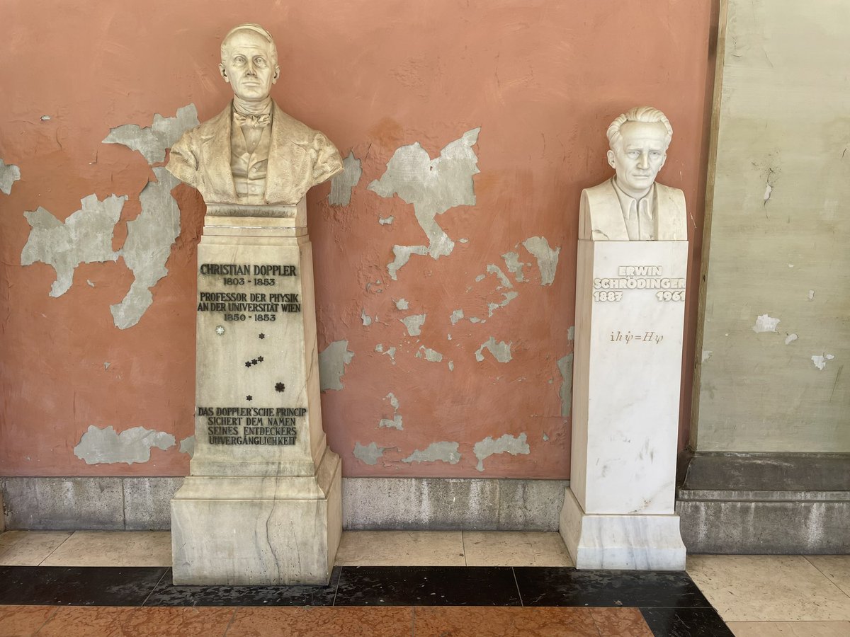 Heute kurzer Besuch im eindrücklichen Innenhof des Hauptgebäudes der Universität Wien und dabei auf diese zwei namhaften Physiker gestossen. #Doppler #Schrödinger