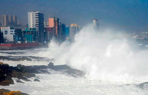 region2cl's tweet photo. Armada Alerta Marejadas Para Las Costas Del País➡️https://t.co/DyhvoEedba⬅️#Arica #Iquique #Tocopilla #Mejillones #Antofagasta #Taltal #Laserena #Coquimbo https://t.co/QDkd7AhWc2