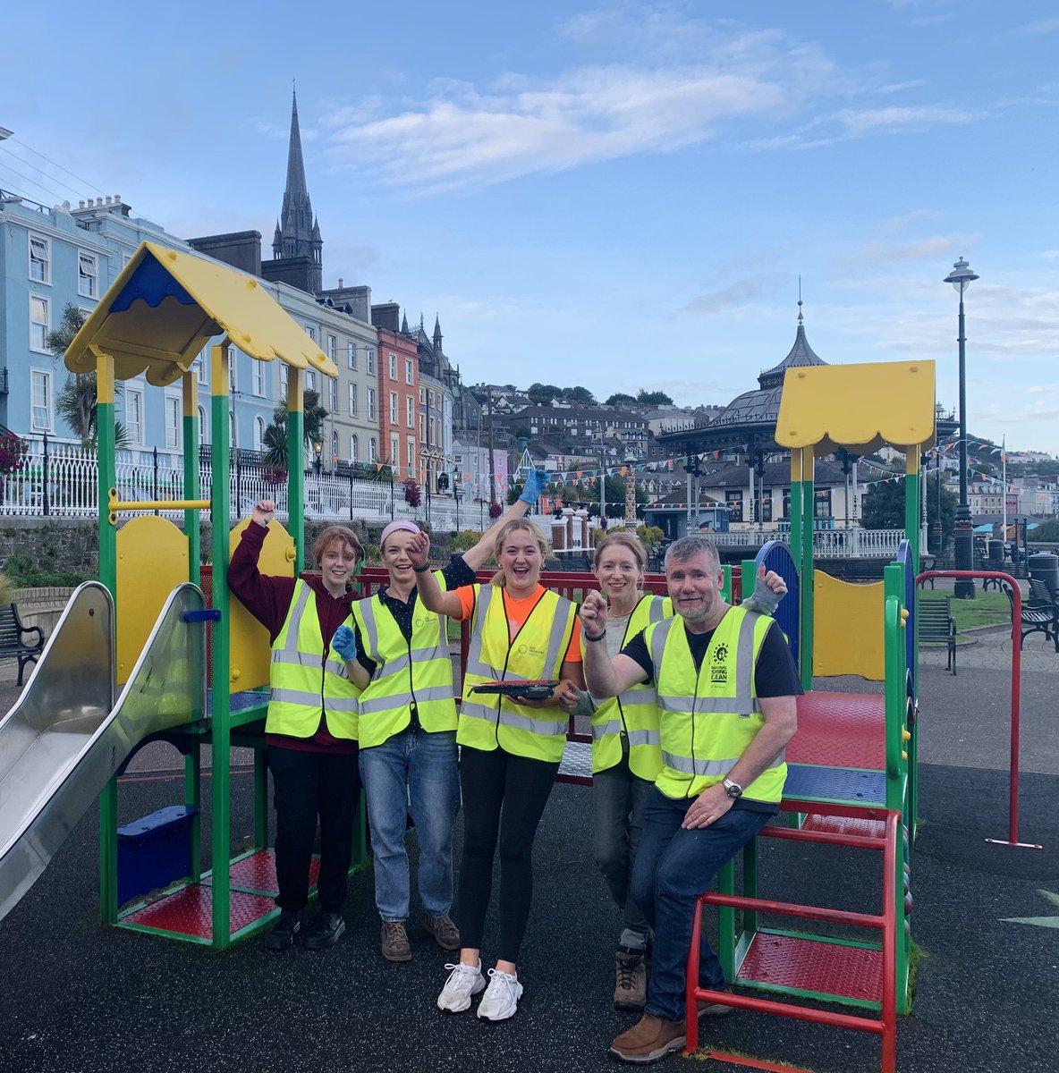 Cobh Community Challenge and the fabulous gang from the most delicious @CobhSeasalt joined us in our powerhour painting railings 🌈 We litter picked and painted walls too 💪🏻 #tidytowns #community #teamwork  #cobh #lovecobh #colourfulcobh