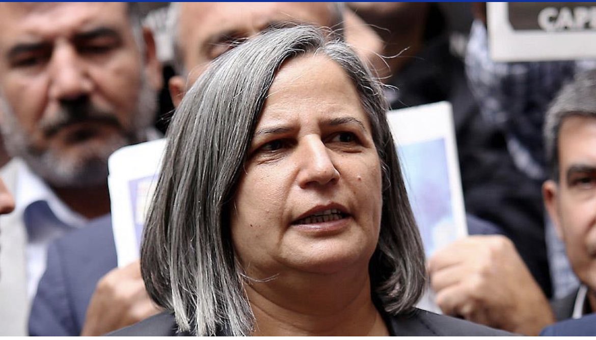 Sevgili Gültan Kışanak bugün ablasını kaybetti. 7 yıldır cezaevinde ve bu süreçte babasını, abisini ve bugünde ablasını kaybetti. Diyarbakır cezaevinde vahşeti yaşadı. O gün de çok haklıydı ve bugün de haklılığının cezasını böyle çekiyor. Acısı bizim acımız. Başımız sağolsun