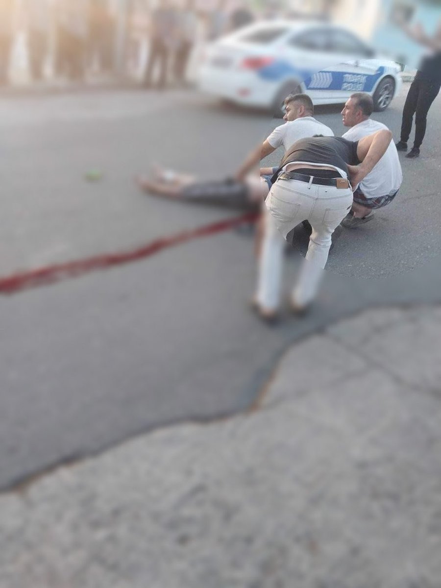 ÖLÜM

Manisa’nın Demirci ilçesi Bahçeler Mahallesi, İzmir caddesi üzerinde seyir halinde bulunan elektrikli motosiklet sürücüsü Ahmet Dayı (34) başıboş köpekleri kovalaması sonucu direksiyon hakimiyetini kaybettiz Motosikleti devrilen vatandaşımız beton zemine gelen başından