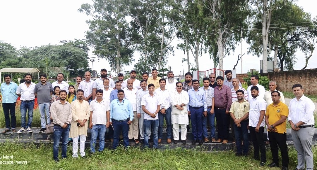 lpg_association's tweet photo. ~~ एलपीजी एसोसिएशन जिला सम्भल ~~
आज सम्भल जिले के एलपीजी वितरकों की मीटिंग में जिला पूर्ति अधिकारी श्री सत्यप्रकाश शाक्य, IOC के अधिकारी श्री जिवतेश कुमार, BPC के अधिकारी श्री राशिद खान, HPC के अधिकारी श्री महेश मीणा एवं सम्भल जिले के सभी गैस एजेंसी के मालिकों ने भाग लिया https://t.co/kdyhBzioLT