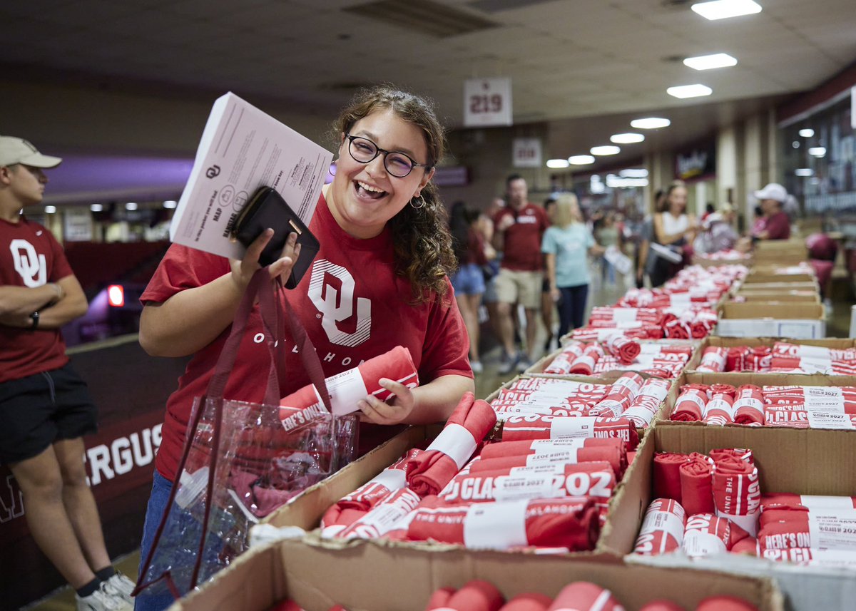 UofOklahoma's tweet photo. Thereβs nothing like that first day of Move-In feeling! πβοΈ
#OUMoveIn23 is in full swing, and we couldnβt be more excited to see campus filling up again.
Welcome to OU, Class of 2027! https://t.co/4tOJcJFxyQ