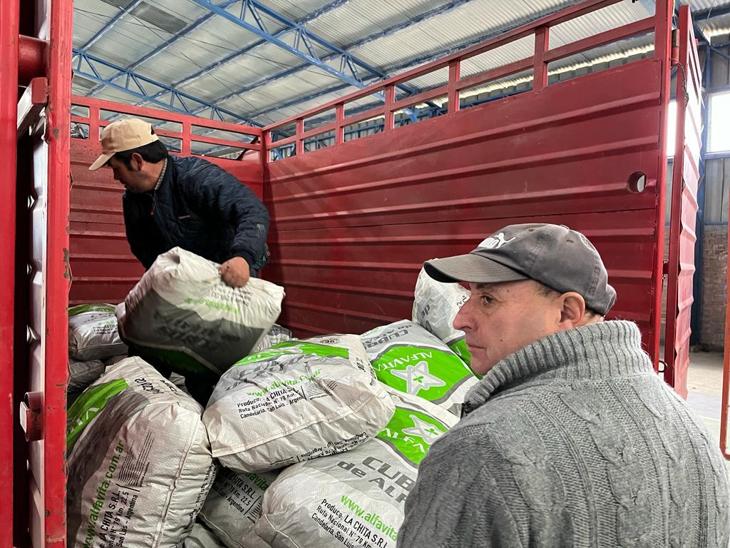 MinagriMaule's tweet photo. 🐑🍀Con alcalde José Miguel Tobar en #Pencahue📍 en plan #AyudasTempranas de @GobiernoCl entregando alimentación animal para productores NO INDAP✅Son 38 agricultores y agricultoras beneficiados, con 380 sacos de cubos de alfalfa para atender 491 animales. Equivale a $4.509.510 https://t.co/n1vWyBII5F