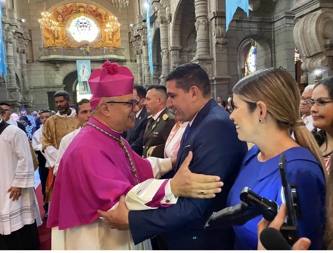 castillomariale's tweet photo. Algunos internamente en el #PsuvMerida dicen: todo iba bien con la iglesia católica hasta que salió el párroco de Pueblo Llano a ofrecer logística para las primarias. Por aquí dejo el vídeo. Da risa los análisis de la dirigencia en Mérida @dcabellor https://t.co/CsKJ8pKuA7