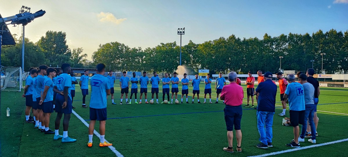 CEBanyoles's tweet photo. [PRIMER EQUIP] 🆕La plantilla ja sua!  
⏰Aquest vespre, 1r entrenament de pretemporada al Miquel Coromina amb una vintena de jugadors. Entre ells, 5 juvenils i 3 del filial. 

🚑No han participat encara alguns jugadors que segueixen recuperant-se de lesions.  

#futbolcat https://t.co/3eAnzGt1Cw