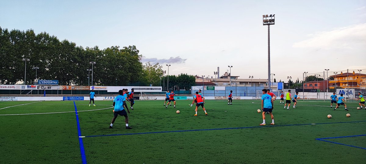 CEBanyoles's tweet photo. [PRIMER EQUIP] 🆕La plantilla ja sua!  
⏰Aquest vespre, 1r entrenament de pretemporada al Miquel Coromina amb una vintena de jugadors. Entre ells, 5 juvenils i 3 del filial. 

🚑No han participat encara alguns jugadors que segueixen recuperant-se de lesions.  

#futbolcat https://t.co/3eAnzGt1Cw