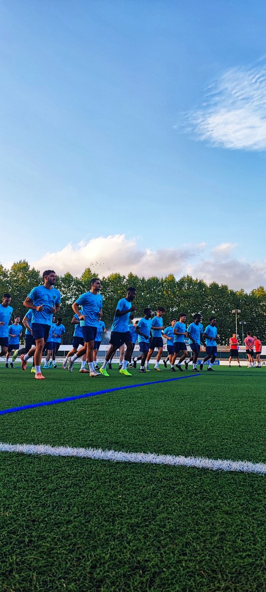 CEBanyoles's tweet photo. [PRIMER EQUIP] 🆕La plantilla ja sua!  
⏰Aquest vespre, 1r entrenament de pretemporada al Miquel Coromina amb una vintena de jugadors. Entre ells, 5 juvenils i 3 del filial. 

🚑No han participat encara alguns jugadors que segueixen recuperant-se de lesions.  

#futbolcat https://t.co/3eAnzGt1Cw