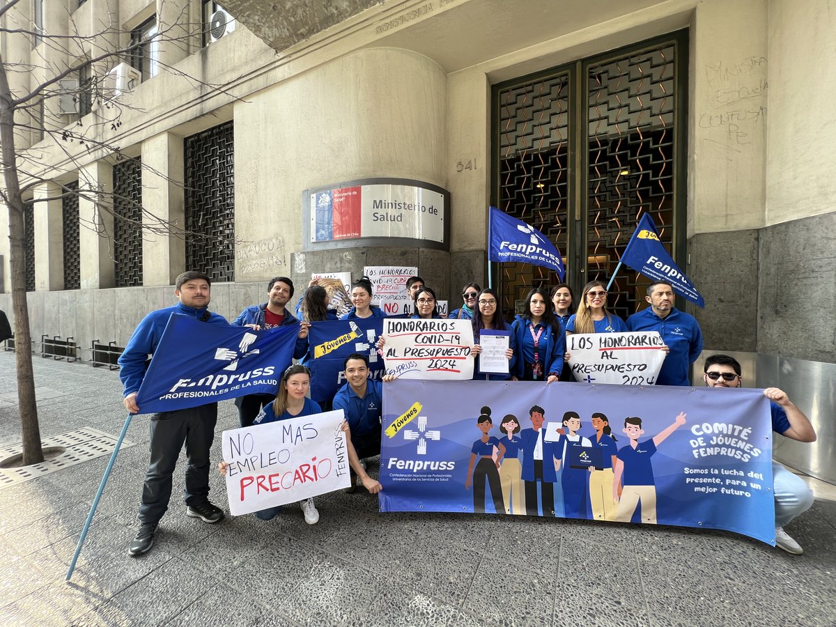 Fenpruss's tweet photo. #HonorariosCOVID 🔵 Dirigentas y dirigentes del Comité de Jóvenes Fenpruss entregaron una carta en el Ministerio de Salud pidiendo la continuidad del personal de refuerzo COVID a honorarios.

¡NO a los despidos! ¡Solución contractual para el personal de refuerzo! 👊 https://t.co/3aPgw8WQPj