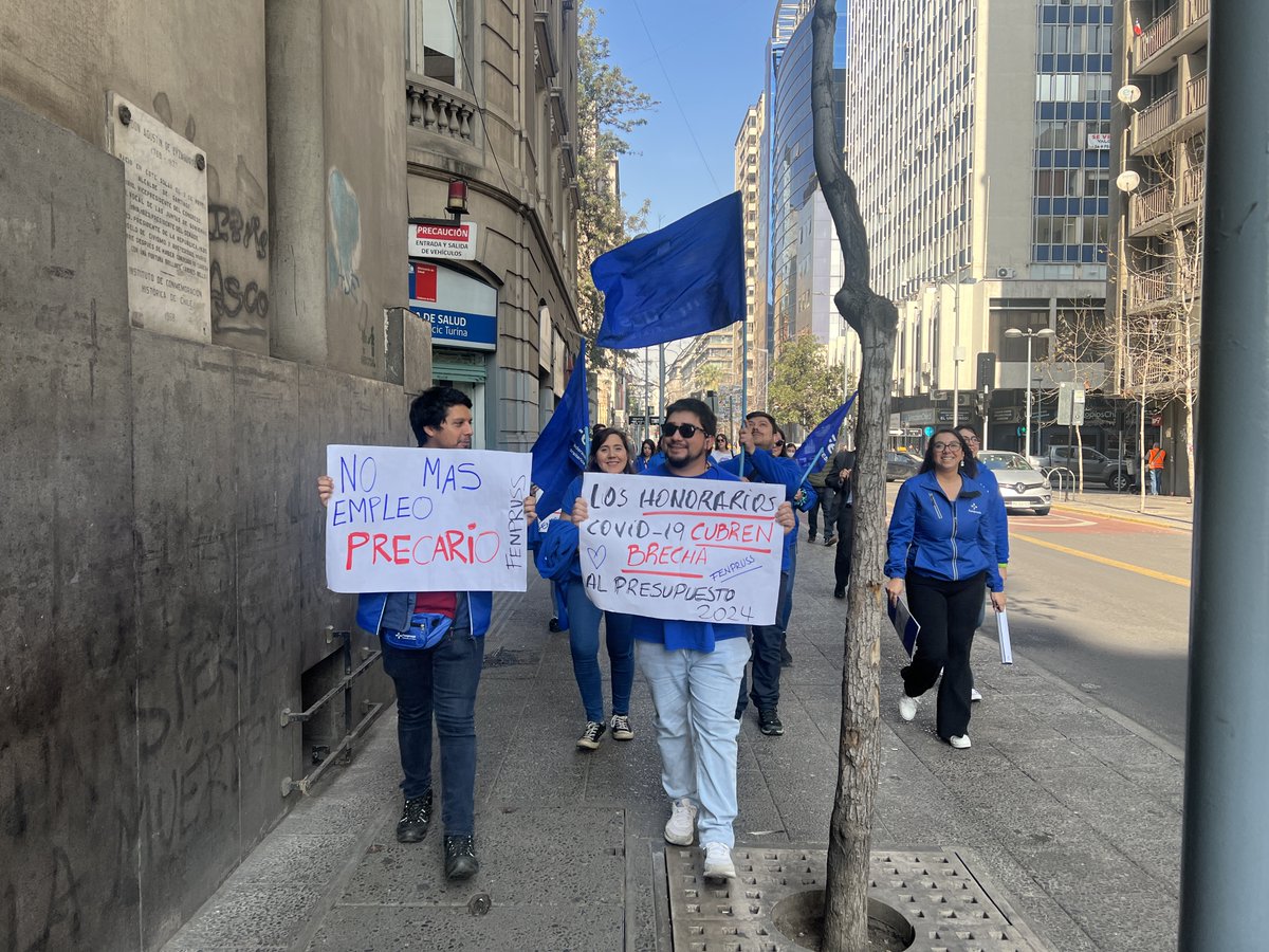 Fenpruss's tweet photo. #HonorariosCOVID 🔵 Dirigentas y dirigentes del Comité de Jóvenes Fenpruss entregaron una carta en el Ministerio de Salud pidiendo la continuidad del personal de refuerzo COVID a honorarios.

¡NO a los despidos! ¡Solución contractual para el personal de refuerzo! 👊 https://t.co/3aPgw8WQPj