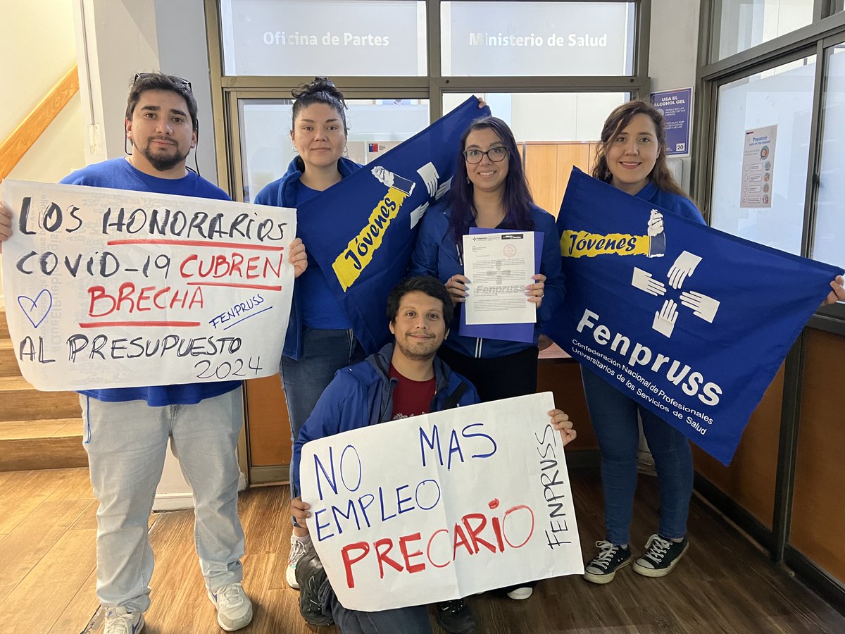 Fenpruss's tweet photo. #HonorariosCOVID 🔵 Dirigentas y dirigentes del Comité de Jóvenes Fenpruss entregaron una carta en el Ministerio de Salud pidiendo la continuidad del personal de refuerzo COVID a honorarios.

¡NO a los despidos! ¡Solución contractual para el personal de refuerzo! 👊 https://t.co/3aPgw8WQPj