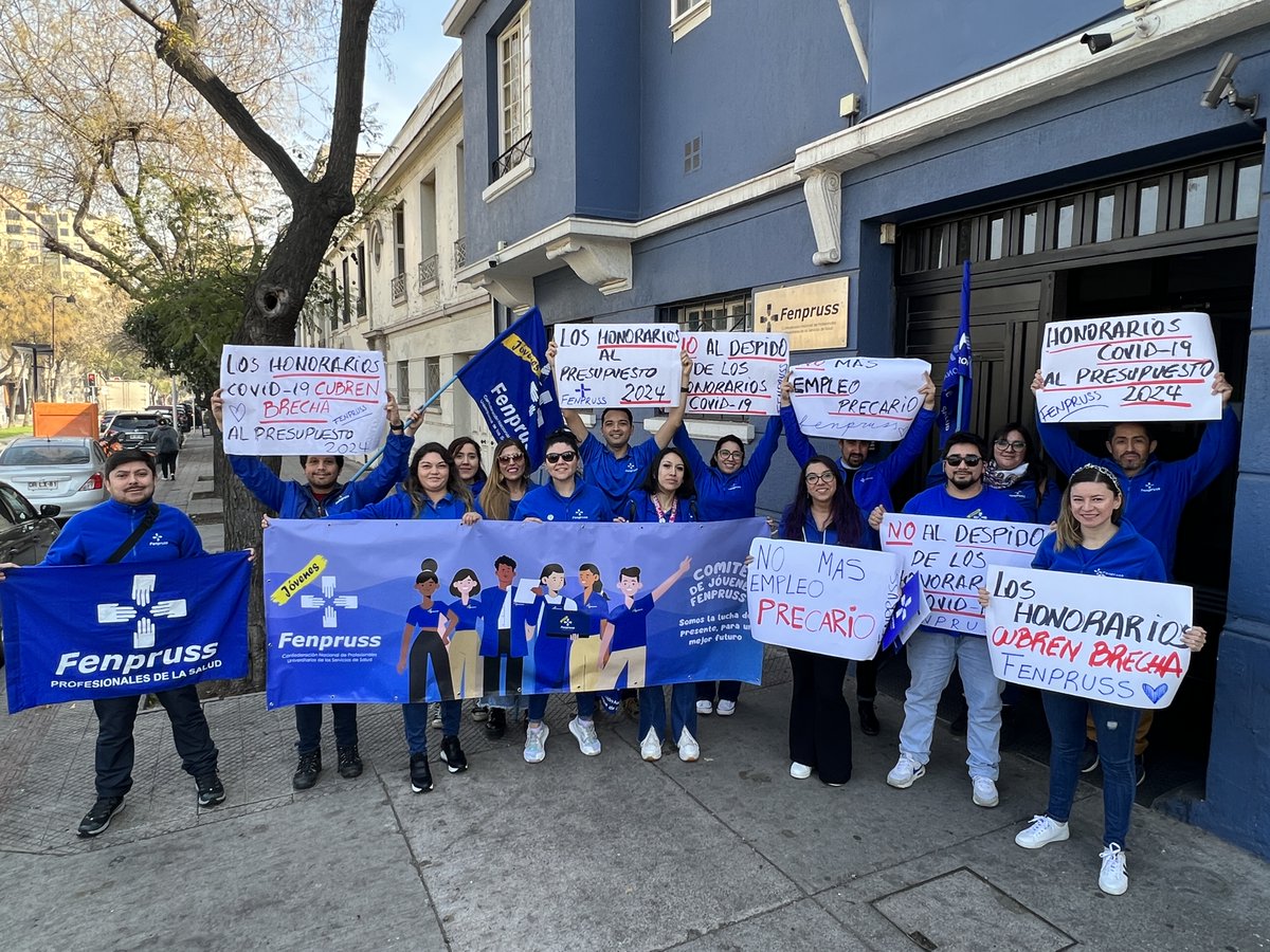 Fenpruss's tweet photo. #HonorariosCOVID 🔵 Dirigentas y dirigentes del Comité de Jóvenes Fenpruss entregaron una carta en el Ministerio de Salud pidiendo la continuidad del personal de refuerzo COVID a honorarios.

¡NO a los despidos! ¡Solución contractual para el personal de refuerzo! 👊 https://t.co/3aPgw8WQPj