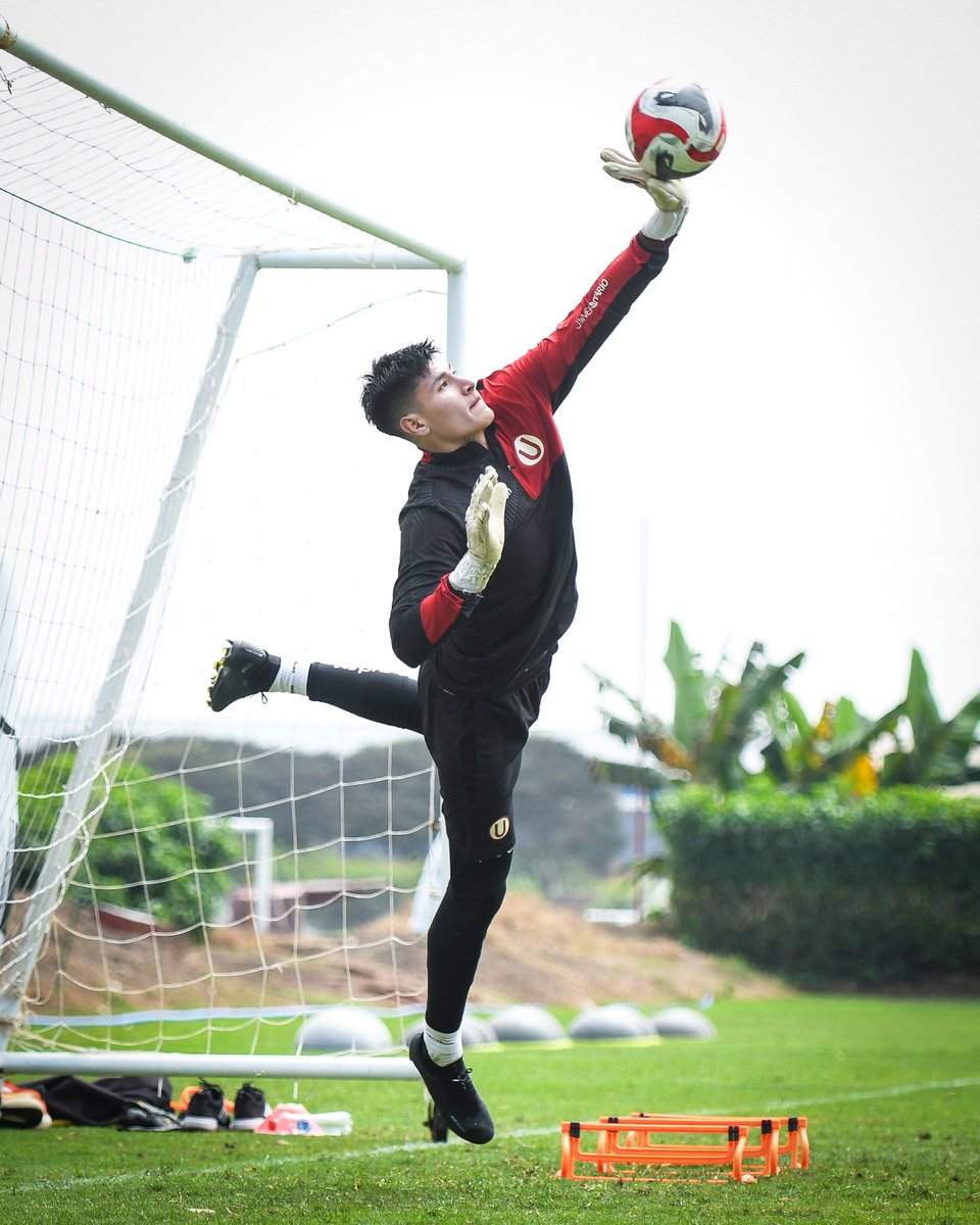 Universitario's tweet photo. 𝙍𝙀𝙂𝙍𝙀𝙎𝘼𝙈𝙊𝙎 𝘾𝙊𝙉 𝙁𝙐𝙀𝙍𝙕𝘼 💪

Las mejores postales de nuestro primer entrenamiento de la semana.

#UnaHistoriaDePrimera
#ConLaUHastaElFinal https://t.co/RDWcbo7UxL