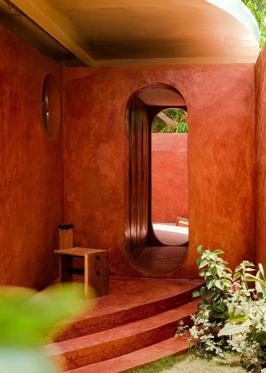iam_blacklegacy's tweet photo. Coup de cœur architectural au Sénégal 🇸🇳 : La villa minimale du mannequin Malick Bodian

À Ngaparou, au sud de Dakar, la Villa Aram est une construction artisanale inspirée. Cette réalisation bioclimatique à la fois humble et contemporaine allie techniques traditionnelles et matériaux hérités du minimalisme du XXe siècle.

Le terrain n’est pas très grand (300 mètres carrés), enserré dans le tissu urbain dense mais parsemé de manguiers de Ngaparou. La villa, construite pour le mannequin et photographe Malick Bodian, possède un dessin affirmé au style minimal et doit répondre aux besoins de confort et d’usage propres à une maison de famille. 

Son inspiration, l’architecte Cyrus Ardalan l’a puisée dans les constructions traditionnelles du Sénégal, privilégiant l’utilisation de matériaux de proximité. Un projet total qui met en valeur l’artisanat et repense la manière de construire, en s’imprégnant de l’esprit local. 

Je cite : « Mon point de départ a été la case à impluvium de Casamance, avec son plan radial et son arbre qui pousse au milieu. Je l’ai modernisée en prenant pour référence le travail de l’architecte Glenn Murcutt : les Australiens sont les pionniers de la construction responsable, qui s’extrait de toute climatisation et autres procédés énergivores... »

Les espaces se caractérisent par leurs nuances de rouge et de corail, sublimées par l’usage de verre et d’Inox poli miroir. Le mobilier, parfois intégré, est dessiné par Cyrus Ardalan. Chaises et fauteuils comportent différents types de profils d’assise ainsi qu’un revêtement en cuir pour l’intérieur ou la possibilité d’être repliables pour la piscine. Les rideaux en coton naturel permettent de voiler les façades vitrées créant une seconde atmosphère plus claire. Au centre, un figuier donnera encore plus de fraîcheur aux chambres.

La Villa Aram propose une ambiance colorée, due à l’utilisation de terre crue et de terre cuite, sourcées à proximité. Le dimb, un bois endogène du Sénégal, teinté ou naturel, est à l’origine des portes et du mobilier dessinés par l’architecte et réalisés par des artisans locaux.

(Source : Architectural Digest France)