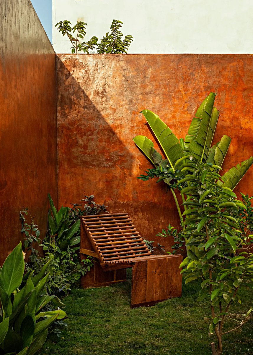 iam_blacklegacy's tweet photo. Coup de cœur architectural au Sénégal 🇸🇳 : La villa minimale du mannequin Malick Bodian

À Ngaparou, au sud de Dakar, la Villa Aram est une construction artisanale inspirée. Cette réalisation bioclimatique à la fois humble et contemporaine allie techniques traditionnelles et matériaux hérités du minimalisme du XXe siècle.

Le terrain n’est pas très grand (300 mètres carrés), enserré dans le tissu urbain dense mais parsemé de manguiers de Ngaparou. La villa, construite pour le mannequin et photographe Malick Bodian, possède un dessin affirmé au style minimal et doit répondre aux besoins de confort et d’usage propres à une maison de famille. 

Son inspiration, l’architecte Cyrus Ardalan l’a puisée dans les constructions traditionnelles du Sénégal, privilégiant l’utilisation de matériaux de proximité. Un projet total qui met en valeur l’artisanat et repense la manière de construire, en s’imprégnant de l’esprit local. 

Je cite : « Mon point de départ a été la case à impluvium de Casamance, avec son plan radial et son arbre qui pousse au milieu. Je l’ai modernisée en prenant pour référence le travail de l’architecte Glenn Murcutt : les Australiens sont les pionniers de la construction responsable, qui s’extrait de toute climatisation et autres procédés énergivores... »

Les espaces se caractérisent par leurs nuances de rouge et de corail, sublimées par l’usage de verre et d’Inox poli miroir. Le mobilier, parfois intégré, est dessiné par Cyrus Ardalan. Chaises et fauteuils comportent différents types de profils d’assise ainsi qu’un revêtement en cuir pour l’intérieur ou la possibilité d’être repliables pour la piscine. Les rideaux en coton naturel permettent de voiler les façades vitrées créant une seconde atmosphère plus claire. Au centre, un figuier donnera encore plus de fraîcheur aux chambres.

La Villa Aram propose une ambiance colorée, due à l’utilisation de terre crue et de terre cuite, sourcées à proximité. Le dimb, un bois endogène du Sénégal, teinté ou naturel, est à l’origine des portes et du mobilier dessinés par l’architecte et réalisés par des artisans locaux.

(Source : Architectural Digest France)