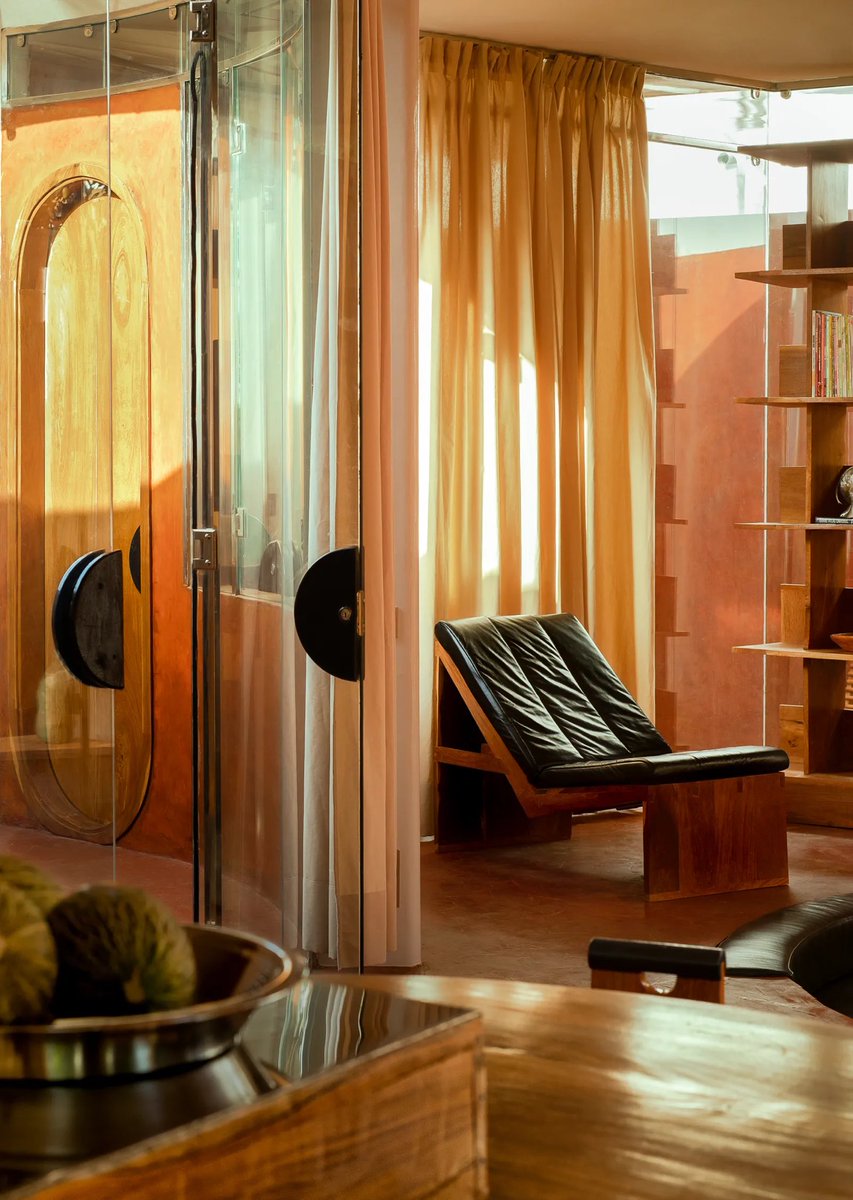 iam_blacklegacy's tweet photo. Coup de cœur architectural au Sénégal 🇸🇳 : La villa minimale du mannequin Malick Bodian

À Ngaparou, au sud de Dakar, la Villa Aram est une construction artisanale inspirée. Cette réalisation bioclimatique à la fois humble et contemporaine allie techniques traditionnelles et matériaux hérités du minimalisme du XXe siècle.

Le terrain n’est pas très grand (300 mètres carrés), enserré dans le tissu urbain dense mais parsemé de manguiers de Ngaparou. La villa, construite pour le mannequin et photographe Malick Bodian, possède un dessin affirmé au style minimal et doit répondre aux besoins de confort et d’usage propres à une maison de famille. 

Son inspiration, l’architecte Cyrus Ardalan l’a puisée dans les constructions traditionnelles du Sénégal, privilégiant l’utilisation de matériaux de proximité. Un projet total qui met en valeur l’artisanat et repense la manière de construire, en s’imprégnant de l’esprit local. 

Je cite : « Mon point de départ a été la case à impluvium de Casamance, avec son plan radial et son arbre qui pousse au milieu. Je l’ai modernisée en prenant pour référence le travail de l’architecte Glenn Murcutt : les Australiens sont les pionniers de la construction responsable, qui s’extrait de toute climatisation et autres procédés énergivores... »

Les espaces se caractérisent par leurs nuances de rouge et de corail, sublimées par l’usage de verre et d’Inox poli miroir. Le mobilier, parfois intégré, est dessiné par Cyrus Ardalan. Chaises et fauteuils comportent différents types de profils d’assise ainsi qu’un revêtement en cuir pour l’intérieur ou la possibilité d’être repliables pour la piscine. Les rideaux en coton naturel permettent de voiler les façades vitrées créant une seconde atmosphère plus claire. Au centre, un figuier donnera encore plus de fraîcheur aux chambres.

La Villa Aram propose une ambiance colorée, due à l’utilisation de terre crue et de terre cuite, sourcées à proximité. Le dimb, un bois endogène du Sénégal, teinté ou naturel, est à l’origine des portes et du mobilier dessinés par l’architecte et réalisés par des artisans locaux.

(Source : Architectural Digest France)