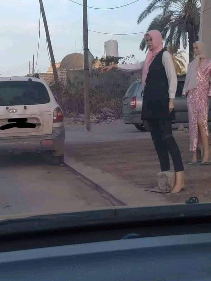 قالك التاكسيست الي ياقف قدامهم يسب مولى البوتيك و يتعدا ..