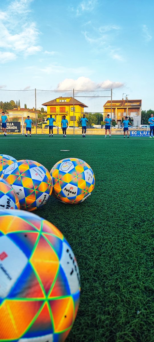 CEBanyoles's tweet photo. [PRIMER EQUIP] 🆕La plantilla ja sua!  
⏰Aquest vespre, 1r entrenament de pretemporada al Miquel Coromina amb una vintena de jugadors. Entre ells, 5 juvenils i 3 del filial. 

🚑No han participat encara alguns jugadors que segueixen recuperant-se de lesions.  

#futbolcat https://t.co/3eAnzGt1Cw