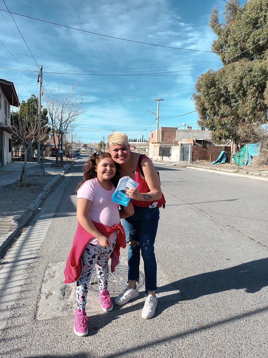 JuventudTTT's tweet photo. LISTA 504 B | RECONSTRUIR CHUBUT. 

Con los pie en el barrio y la patria en el corazón está tarde JP Evita Trelew y Promotoras Territoriales B° Presidente Peron realizó un puerta a puerta de cara a este domingo 13 de Agosto. 

Local: Mujeres de Malvinas B° Don Bosco https://t.co/8jFytSEy6G