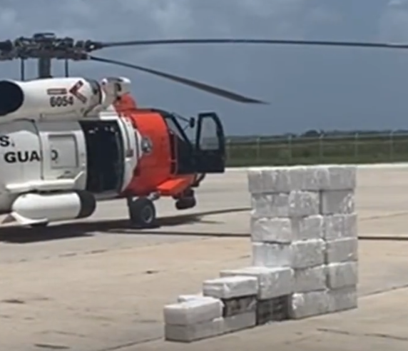 _bobsuruncle_'s tweet photo. #Bahamas🇧🇸 - 06Aug2023
A joint #OPBAT operation from the Drug Enforcement Unit (DEU), #DEA, #USCG, and local police resulted in the arrested of 2 Bahamian men after a Piper PA-23 #Aztec landed at the Stella Maris Airport (#MYLS) in Long Island, loaded with 21 sacks of #cocaine. https://t.co/Mrvz38KpR3