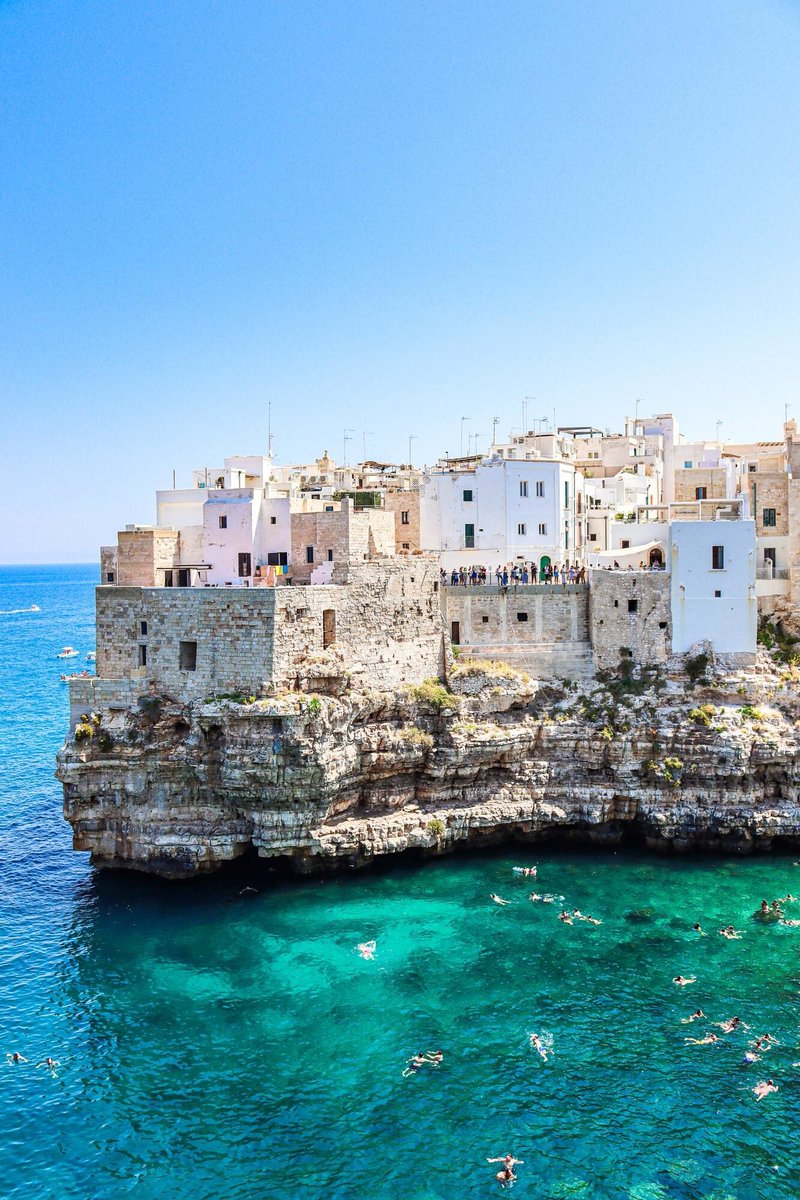 CNTravelerSpain's tweet photo. Polignano a Mare es el gran centro turístico de la costa central de Puglia. Y lo es por muchos motivos: su casco viejo es una preciosidad que se asoma al mar desde los acantilados, la playa de Lama Monachile, las vistas desde el Ponte Borbonico… 💙(📸Vicenzo de Simone) https://t.co/mM0uRmCGAz